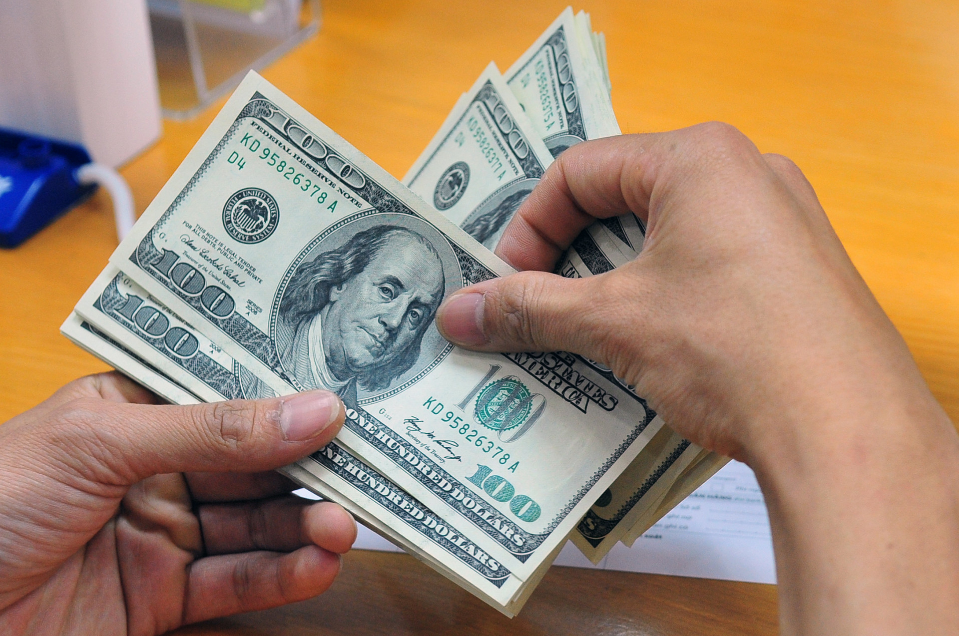 USD chợ đen vượt 24.000 đồng