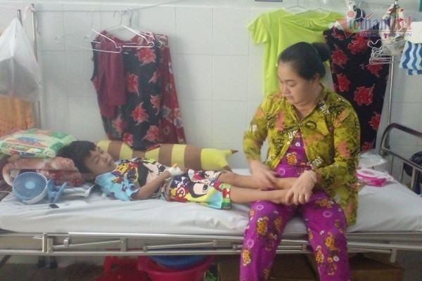 Nghịch cảnh mẹ đơn thân chăm ba người con bại não, thận hư, bướu cổ
