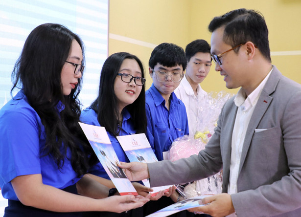 Đại học Kinh tế - Tài chính TP.HCM trao học bổng 50% cho thí sinh IELTS 6.0