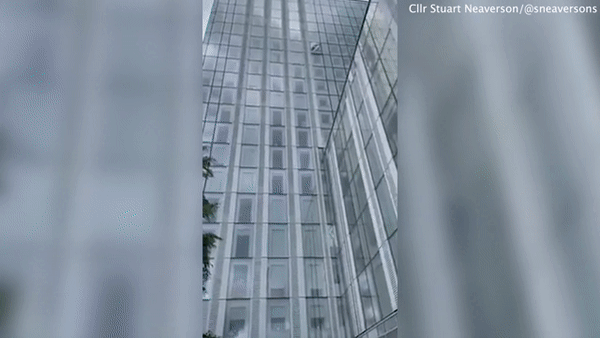 Thót tim khoảnh khắc tấm kính lớn bất ngờ rơi từ tầng 12 vỡ tan tành