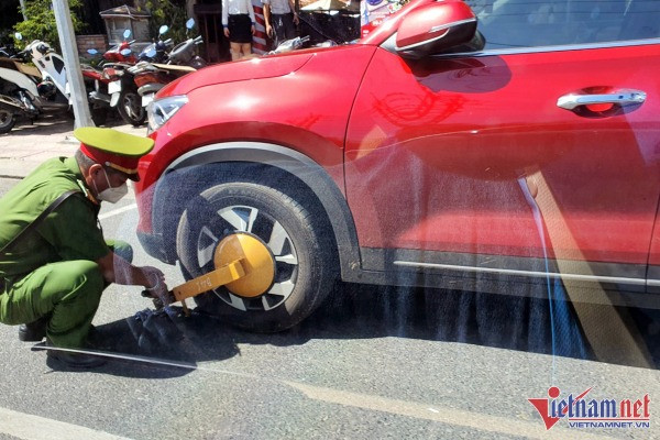 Cẩu xe về bãi chi phí cao, Công an Nha Trang khóa bánh xe đỗ sai quy định