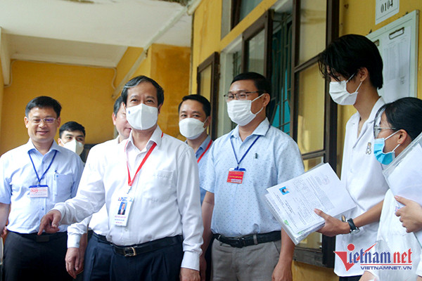 Bộ trưởng Nguyễn Kim Sơn kiểm tra thi tốt nghiệp THPT ở Huế và Quảng Trị
