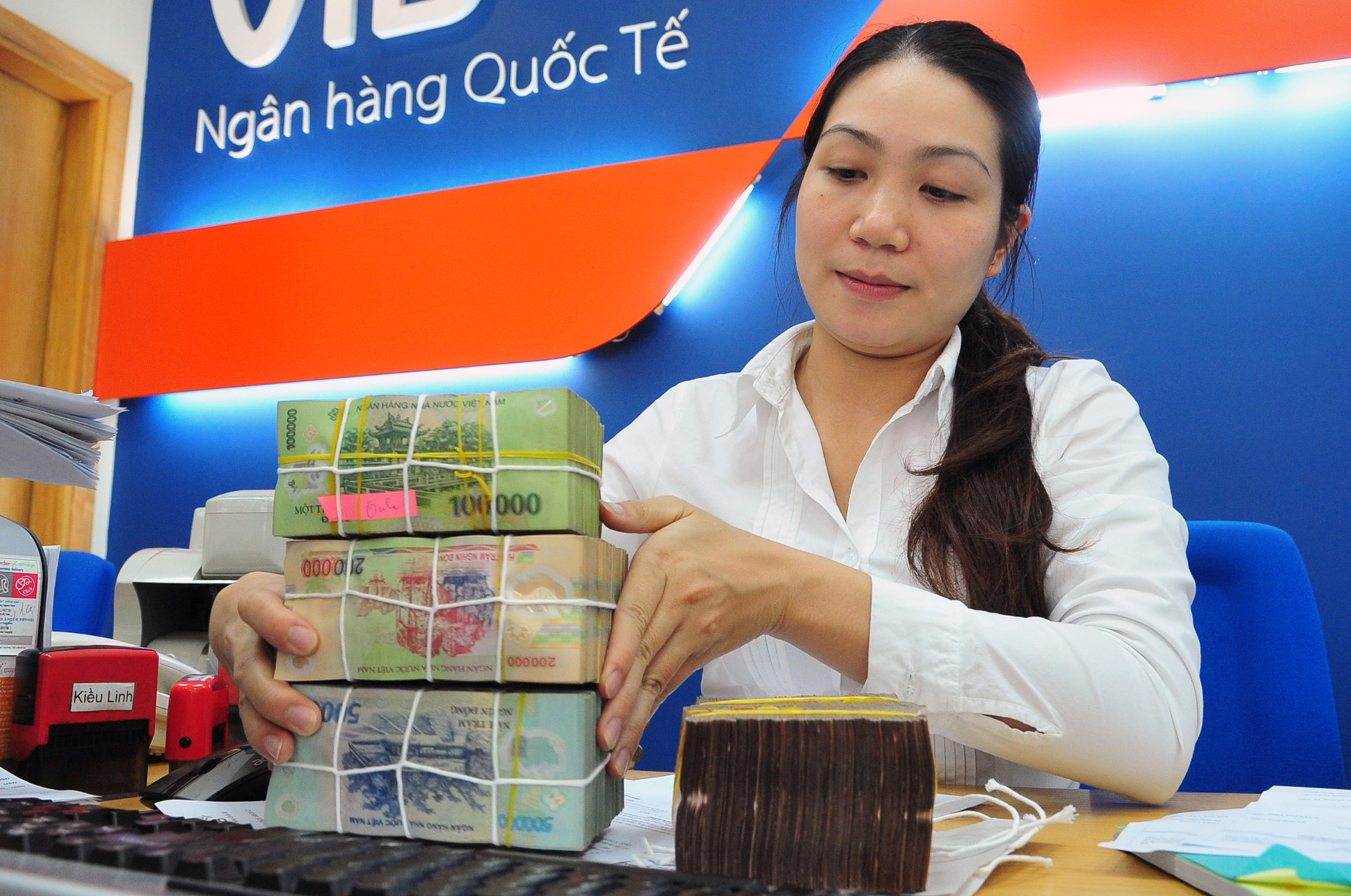 Có 300 triệu, nên gửi tiết kiệm kỳ hạn 24 tháng ở ngân hàng nào?