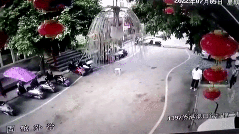 Khoảnh khắc nổ khí ga kinh hoàng thổi bay nhà hàng trên phố