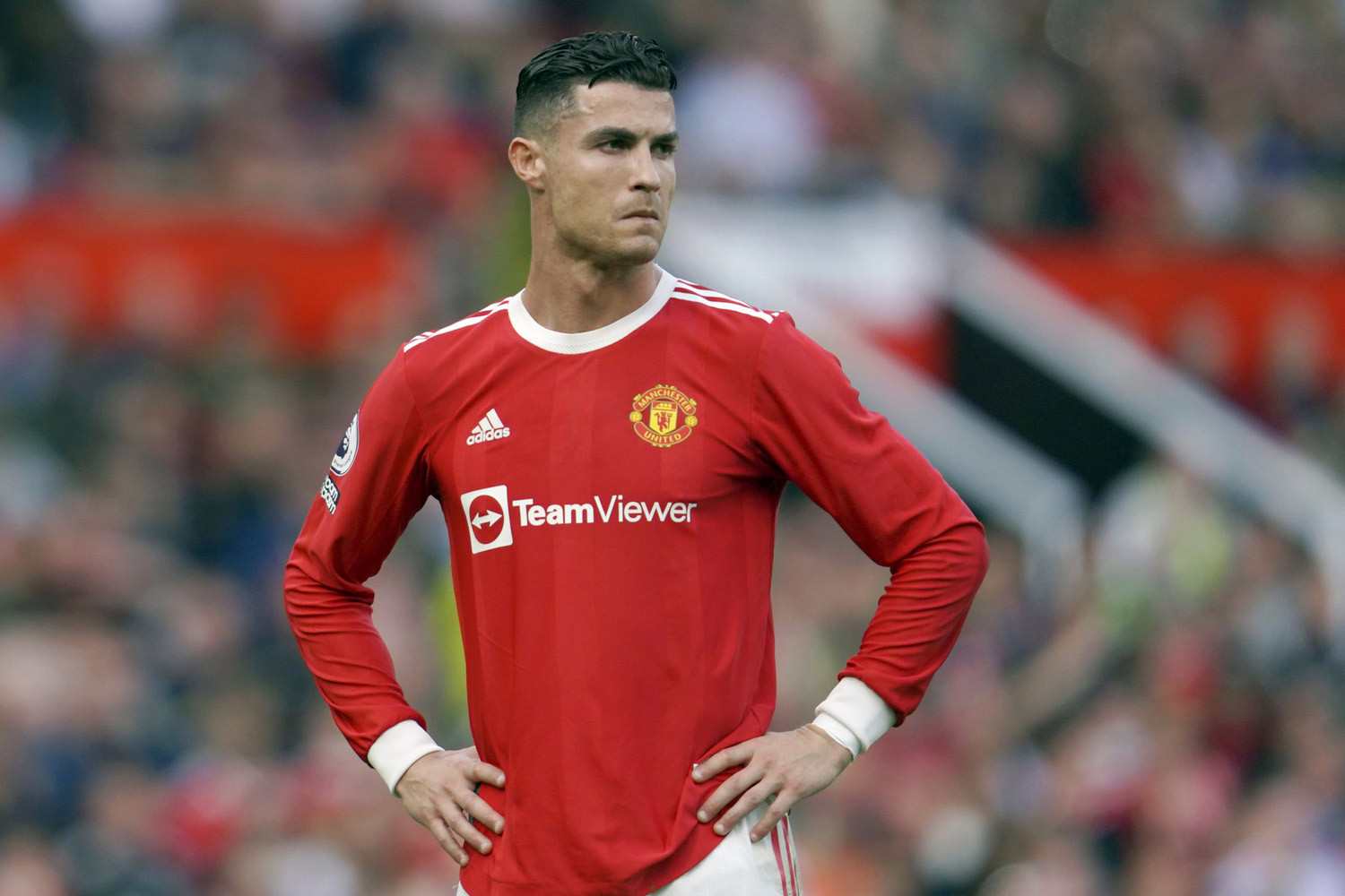 Ronaldo nổi loạn rời MU: Các ông lớn ngoảnh mặt với CR7