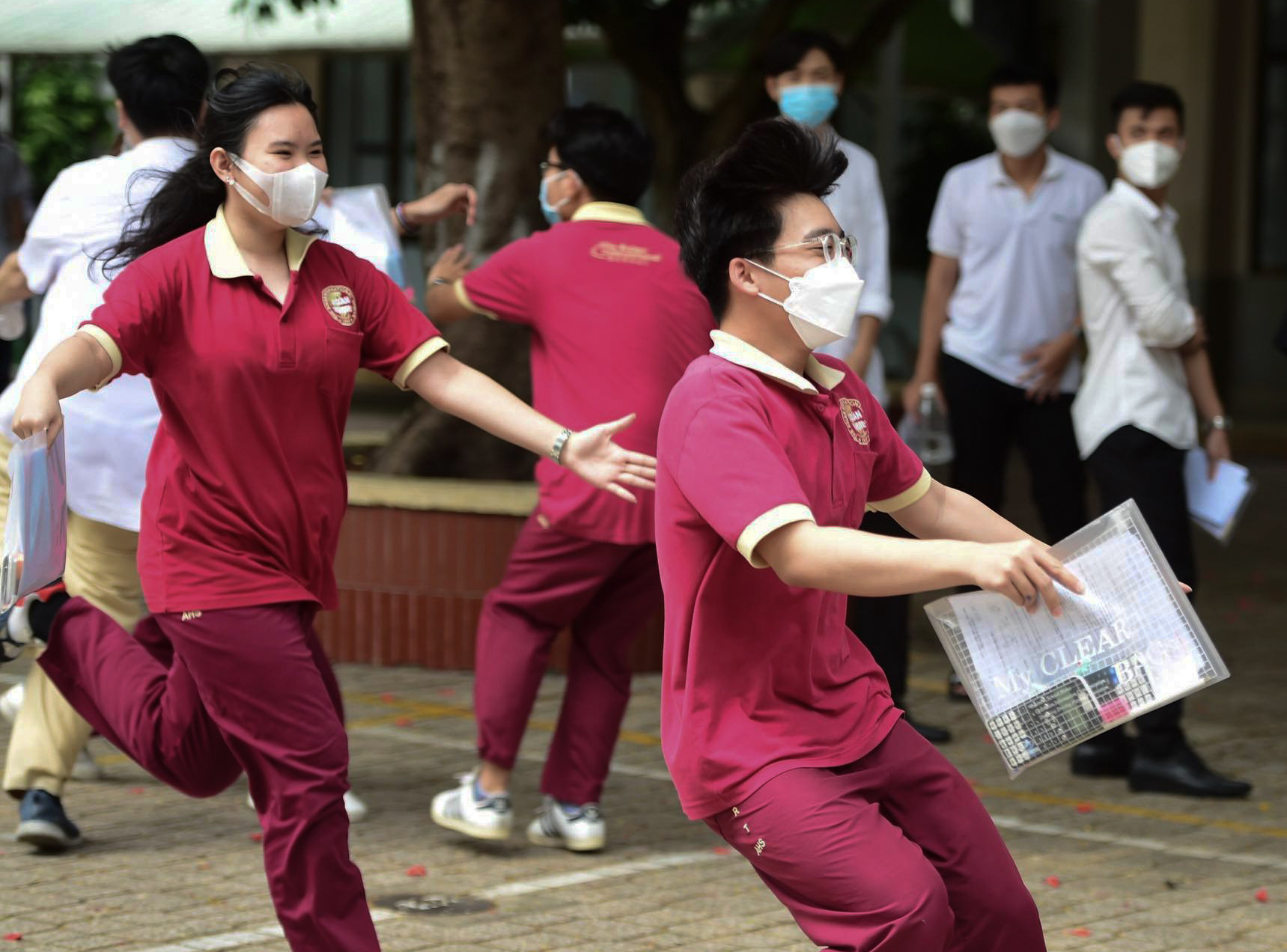 Thí sinh Hà Nội, TP.HCM nhảy cẫng sung sướng sau môn thi đầu