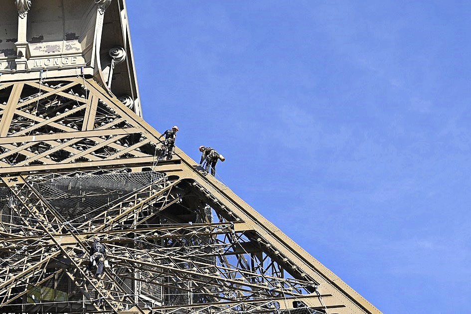Cận cảnh công nhân 'treo mình' sơn sửa tháp Eiffel đang xuống cấp tồi tệ