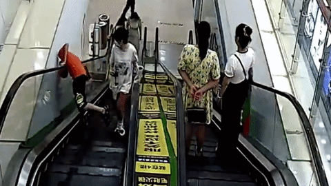 Cậu bé mắc kẹt đầu vào thang cuốn vô cùng nguy hiểm khi đi cùng chị gái