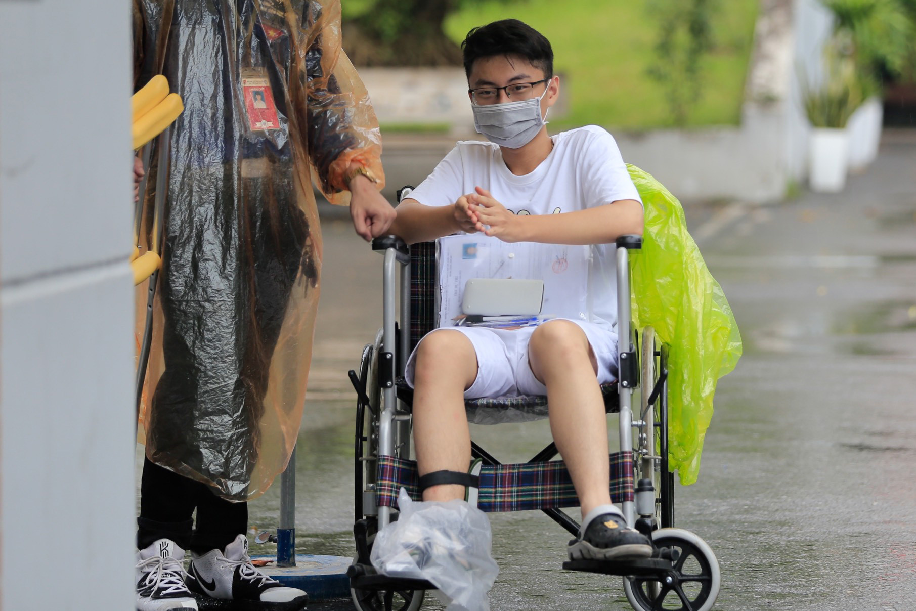 Những khoảnh khắc cảm xúc trong ngày đầu thi tốt nghiệp THPT ở Hà Nội