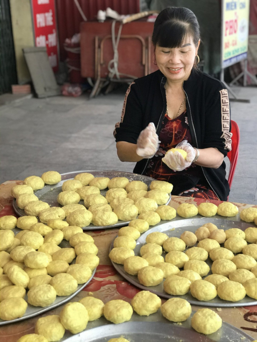 Mẹ chồng tôi gói bánh phu thê có tiếng trong vùng