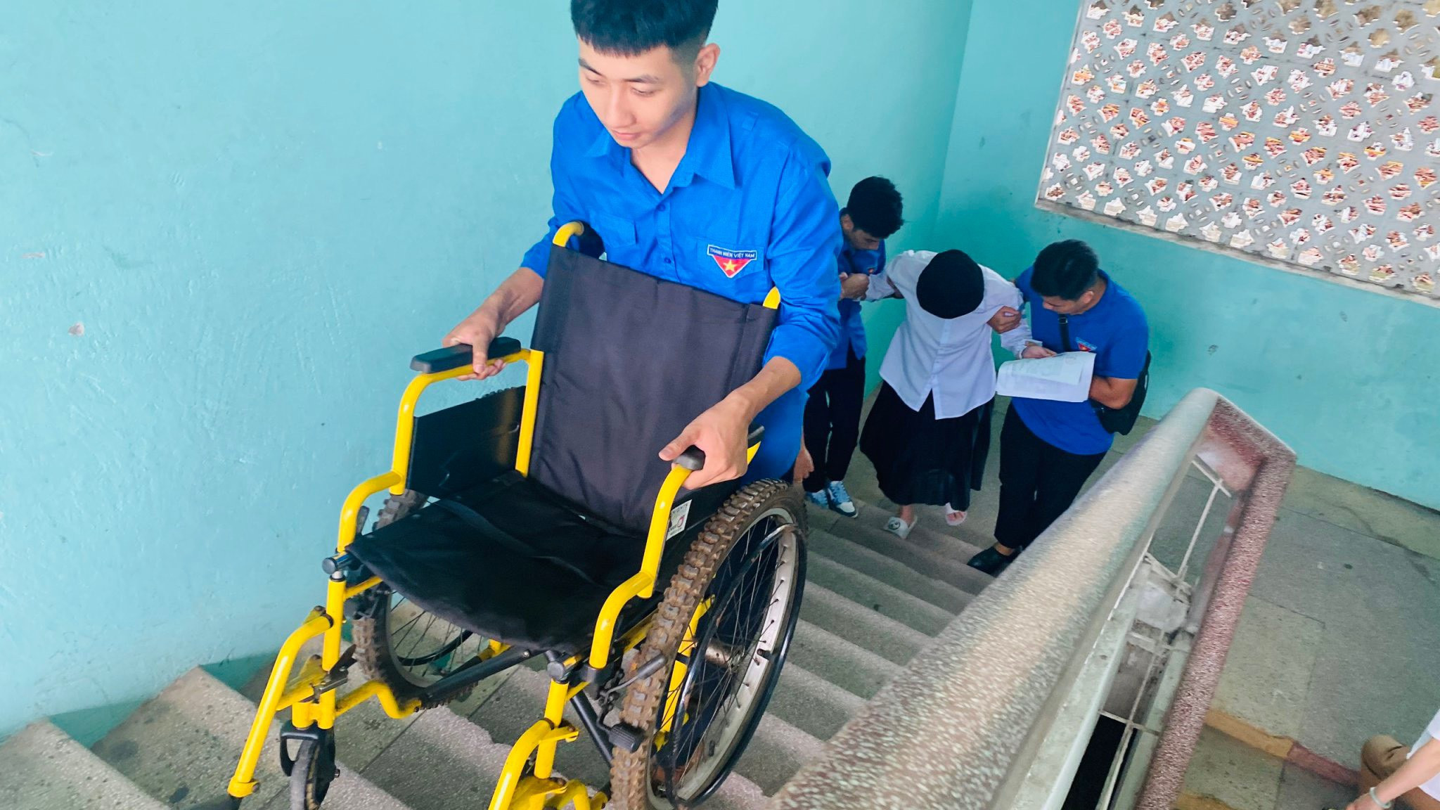 Thí sinh ngồi xe lăn, chống nạng được trợ giúp thi tốt nghiệp THPT