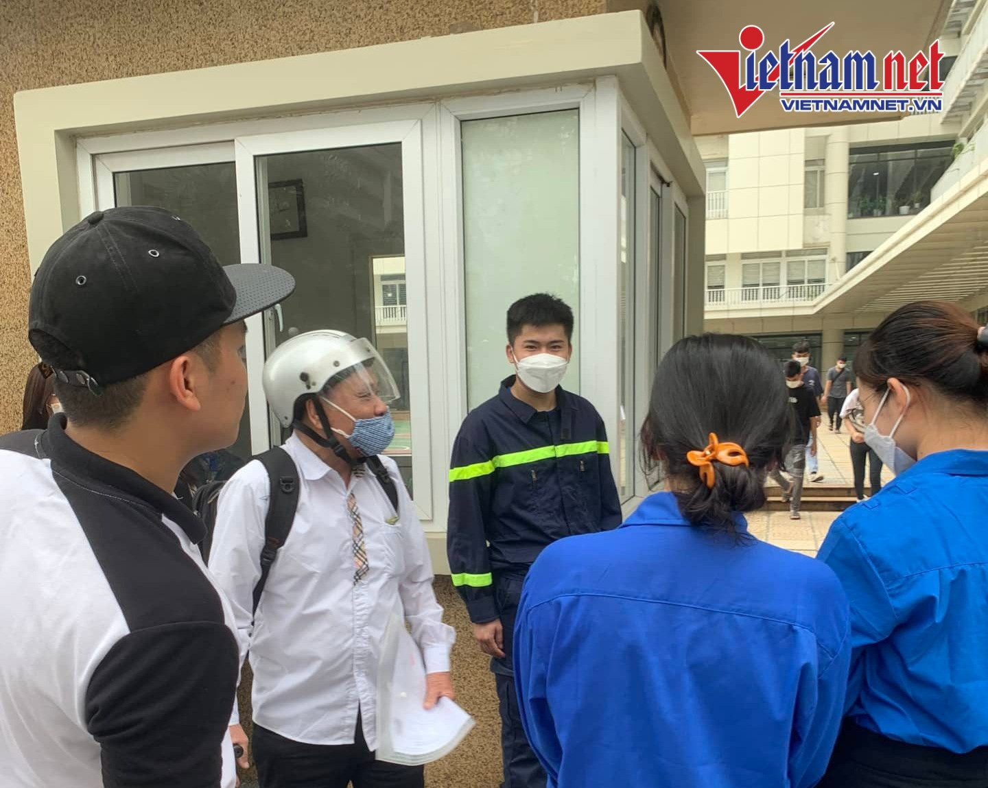 Hình ảnh cụ ông 82 tuổi đi thi tốt nghiệp ở Hà Nội