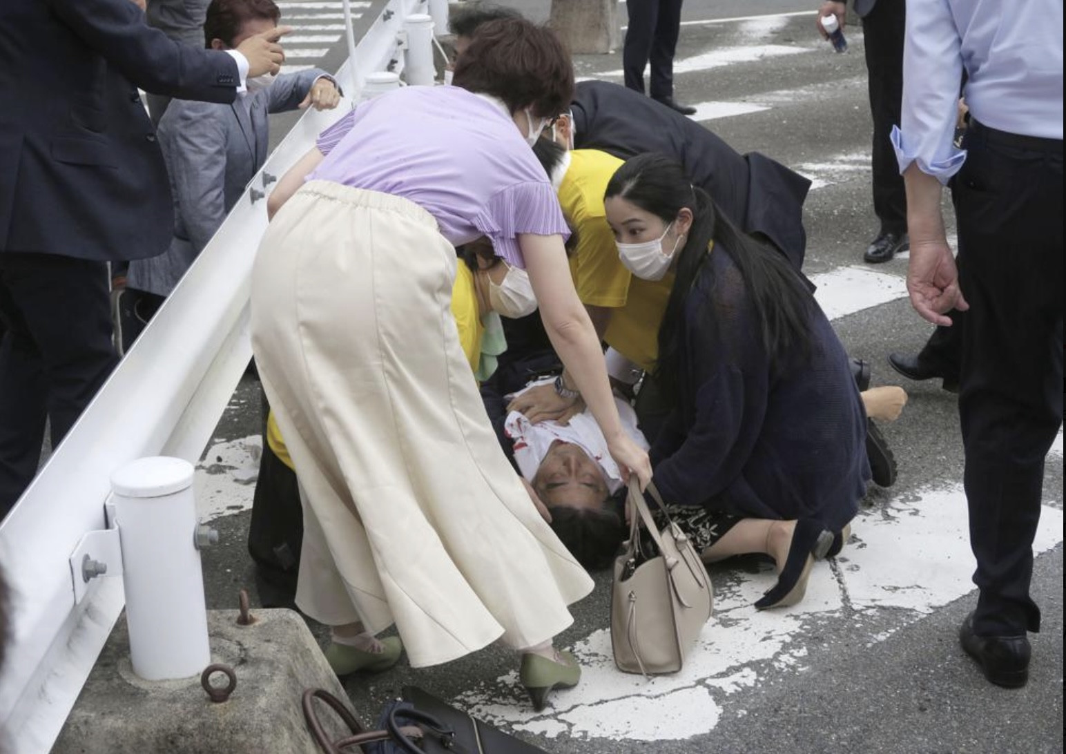 Nhân chứng kể ông Abe Shinzo ngã xuống sau phát súng thứ hai