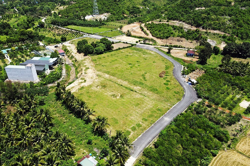 San ủi 1.500m2 đất rừng làm bãi đỗ xe khu du lịch
