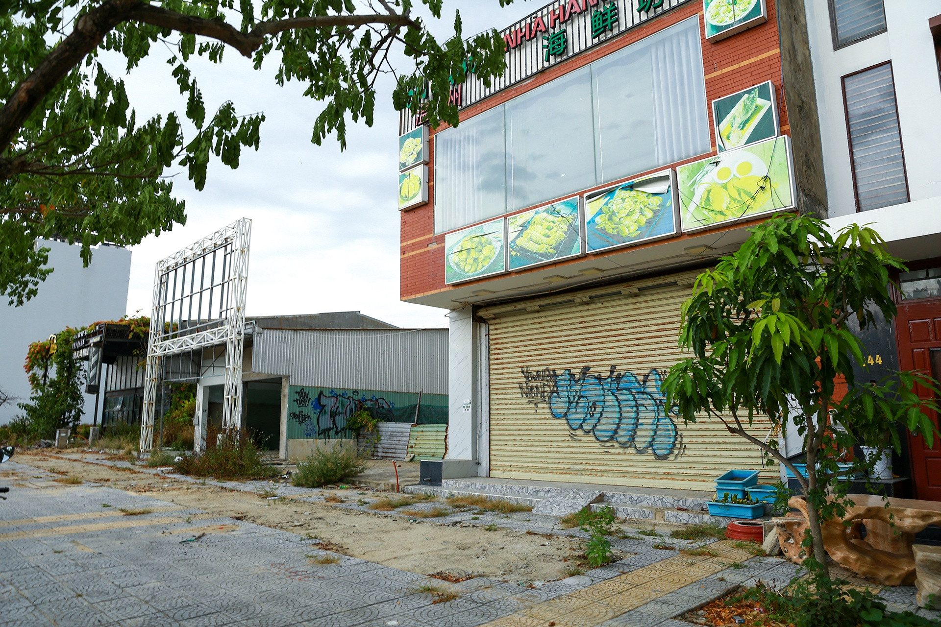 nha hang ven bien Da Nang dong cua hang loat anh 8