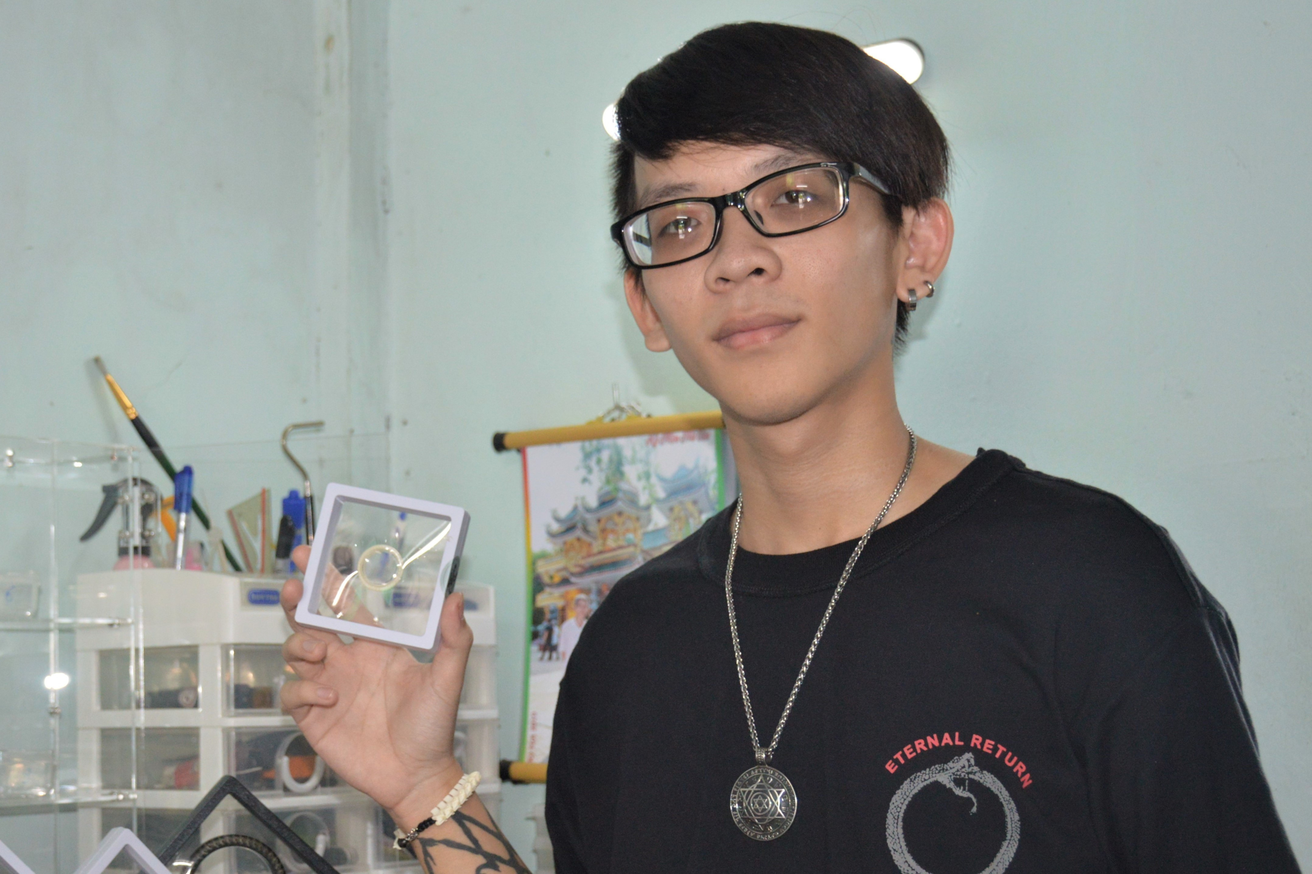 Nghề độc, làm trang sức từ… xương rắn của chàng trai Cà Mau - 1