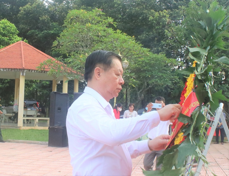 Trưởng ban Tuyên giáo Trung ương dâng hương tại Di tích lịch sử quốc gia Chốt chặn Tàu Ô