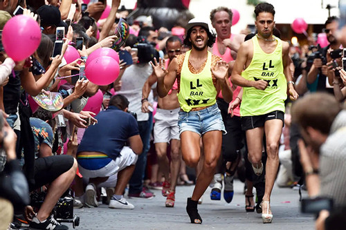 Xem quý ông Tây Ban Nha thi nhau chạy 'thục mạng' trên giày gót nhọn cao 15cm