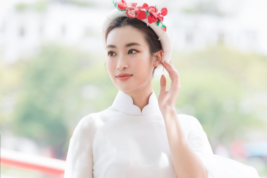 Sau tin sắp lấy chồng, Đỗ Mỹ Linh diện áo dài xinh tươi dạo phố