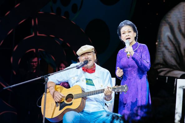 Trần Tiến đệm đàn, hát cùng Khánh Ly ở Hà Nội