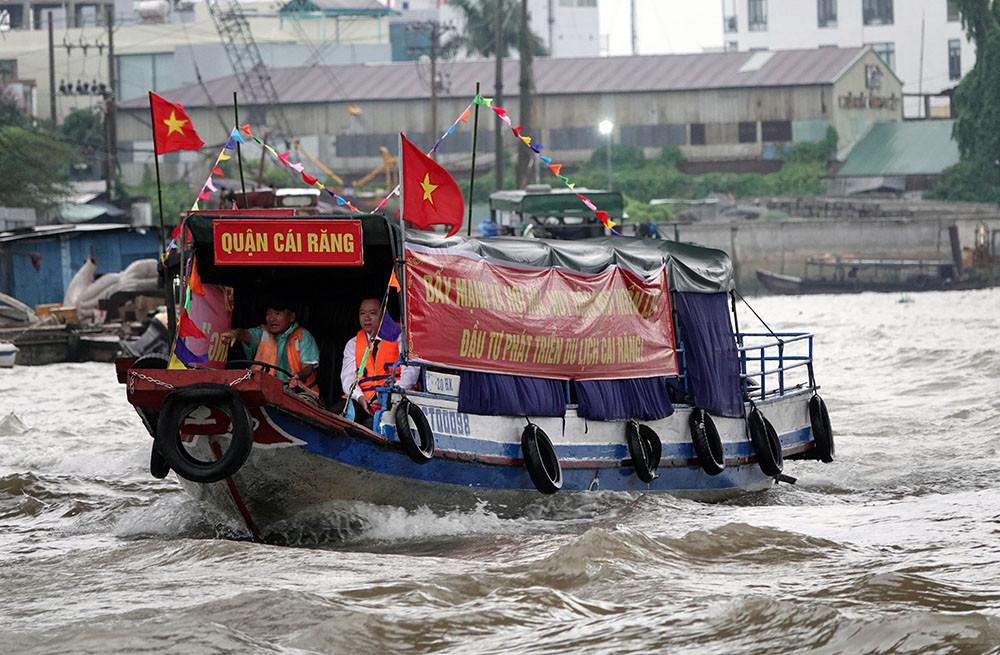 Cường 'đô la' đọ siêu xe với thiếu gia Ả rập