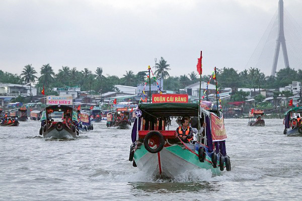 Tàu thuyền tấp nập, tưng bừng 'khuấy đảo' Chợ nổi Cái Răng