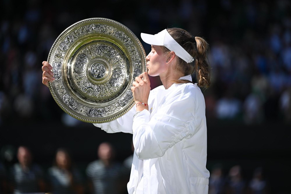 Nữ tay vợt xinh đẹp lập kỳ tích vô địch Wimbledon 2022