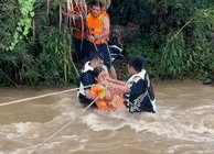 Cảnh sát đu dây, giải cứu 6 người mắc kẹt bên dòng suối chảy siết