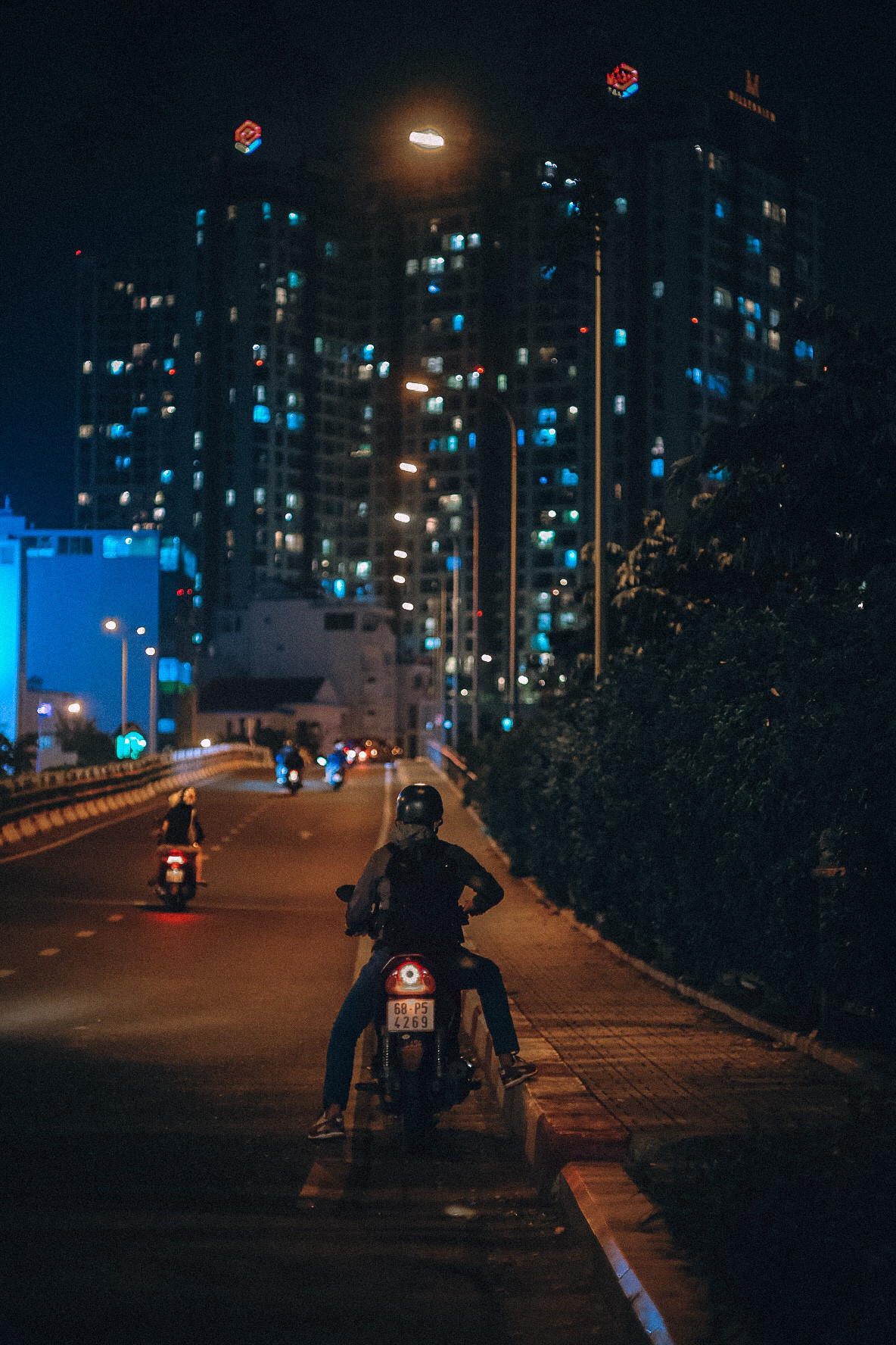 Tòa nhà cao nhất Việt Nam lung linh về đêm giữa Sài Gòn xa hoa  TÂY NAM  LAND
