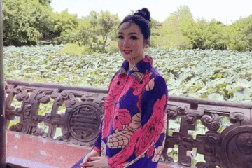 Hoa hậu Giáng My khoe vẻ đẹp không tuổi khi vãn cảnh chùa