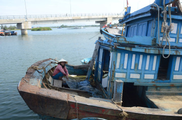 Prosperous fishermen in central region face big bank debts