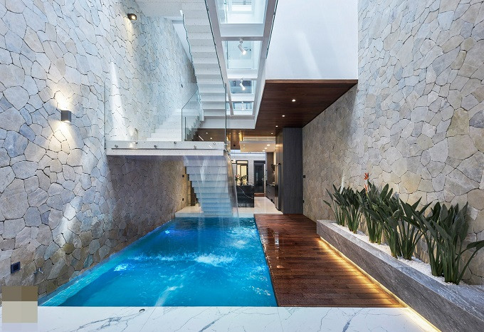 Ngôi nhà ‘áo giáp sắt', bể bơi sát phòng khách mang resort vào không gian sống