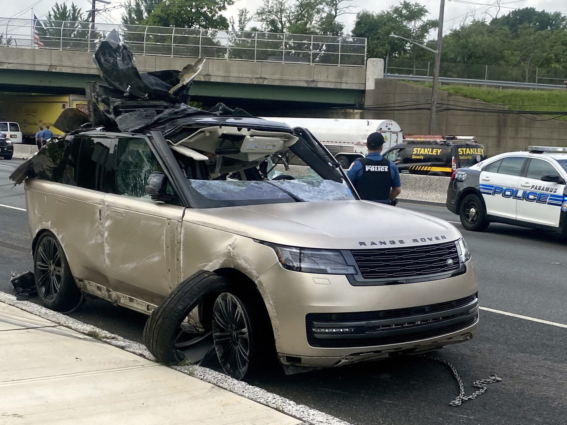 Xe sang Range Rover 2023 hóa “sắt vụn” khi đang trên đường vận chuyển về đại lý