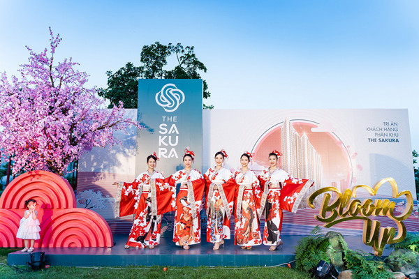 ‘Cơn mưa’ quà tặng tại sự kiện tri ân khách mua căn hộ The Sakura