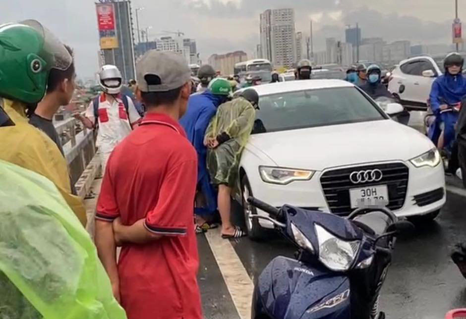 Công an xác minh xe Audi bị bỏ lại trên cầu Nhật Tân