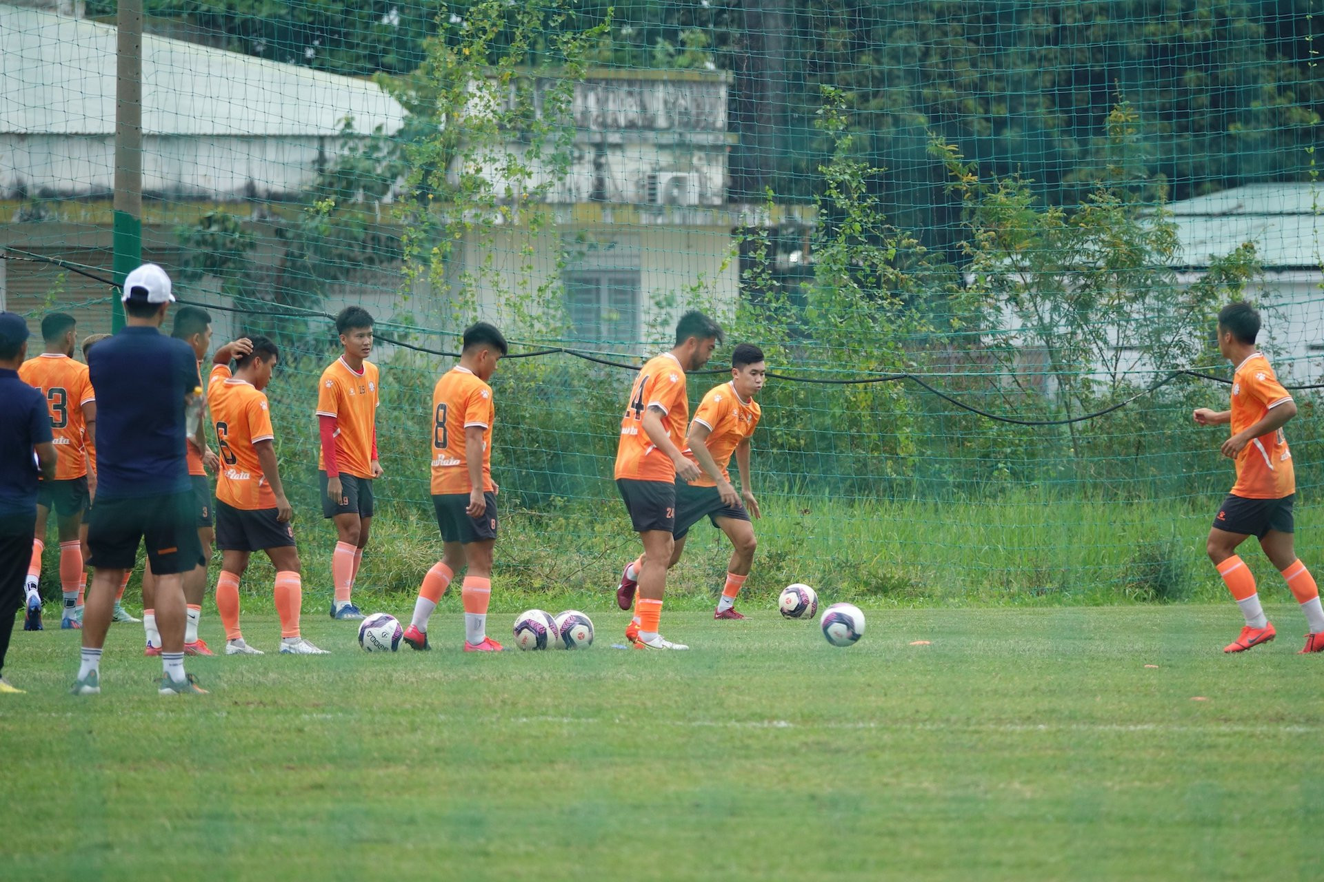 Khuya ngày 9/8, Lee Nguyễn có mặt tại Việt Nam sau chuyến bay dài từ Mỹ trở về. Và ngay trong chiều nay, anh đã ra sân tập luyện để chuẩn bị cho V-League 2022.