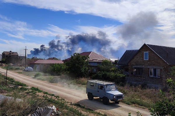 Nhiều vụ nổ lớn tại căn cứ không quân Nga, Mỹ hỗ trợ Ukraine rà phá bom mìn