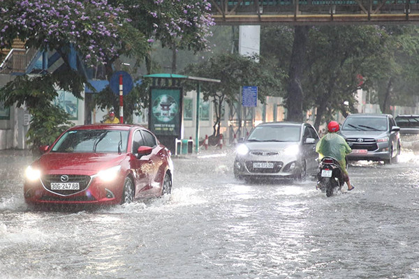 Bão số 2 cách Quảng Ninh 200km, Hà Nội hứng mưa to gió giật