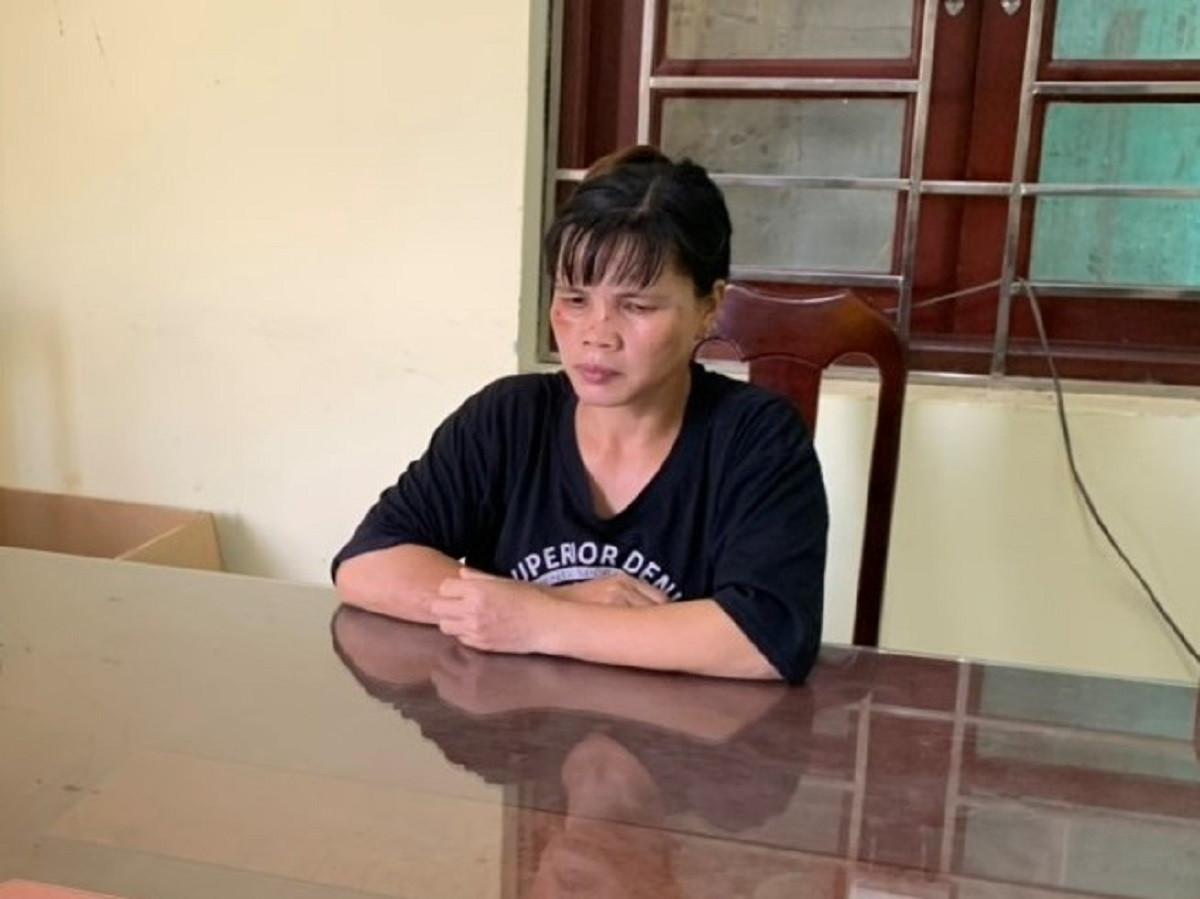 Người phụ nữ nghi dùng dao cắt cổ chồng bị khởi tố