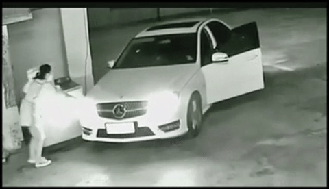 Nữ tài xế bất lực nhìn xe Mercedes tự trôi vì quên kéo phanh tay