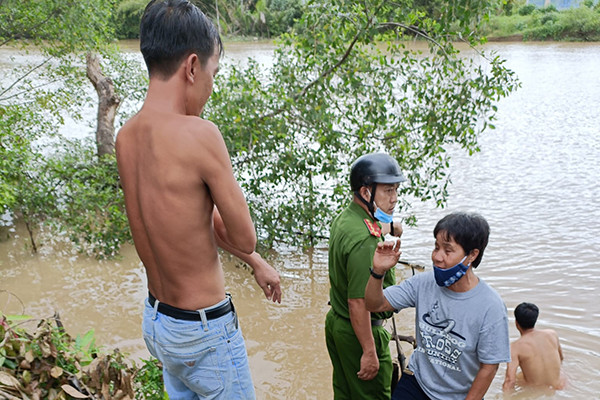 Thi thể bé gái và em trai dưới sông nghi chết đuối