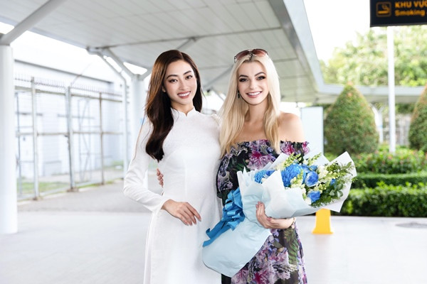 Hoa hậu Thế giới 2021 Karolina Bielawska đến Việt Nam, được khen xinh như búp bê