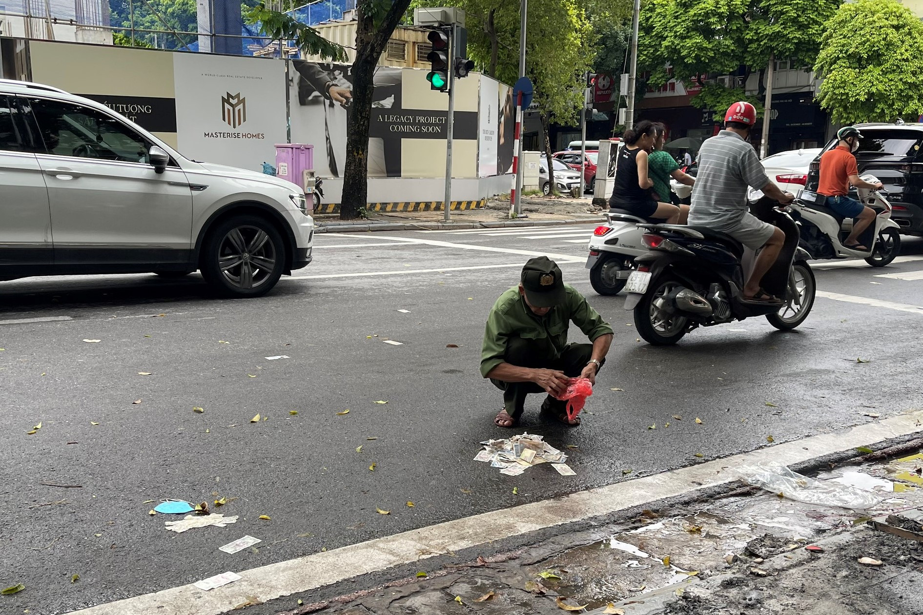 Nhân chứng kể phút tước dao nghi phạm đâm chết người phụ nữ ở Hàng Bài