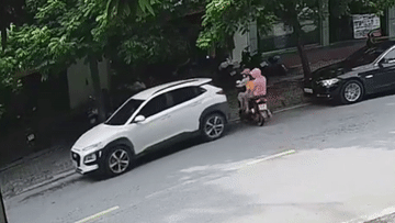 Ô tô lùi mất kiểm soát chèn lên xe máy chở 3 người ở Thanh Hóa