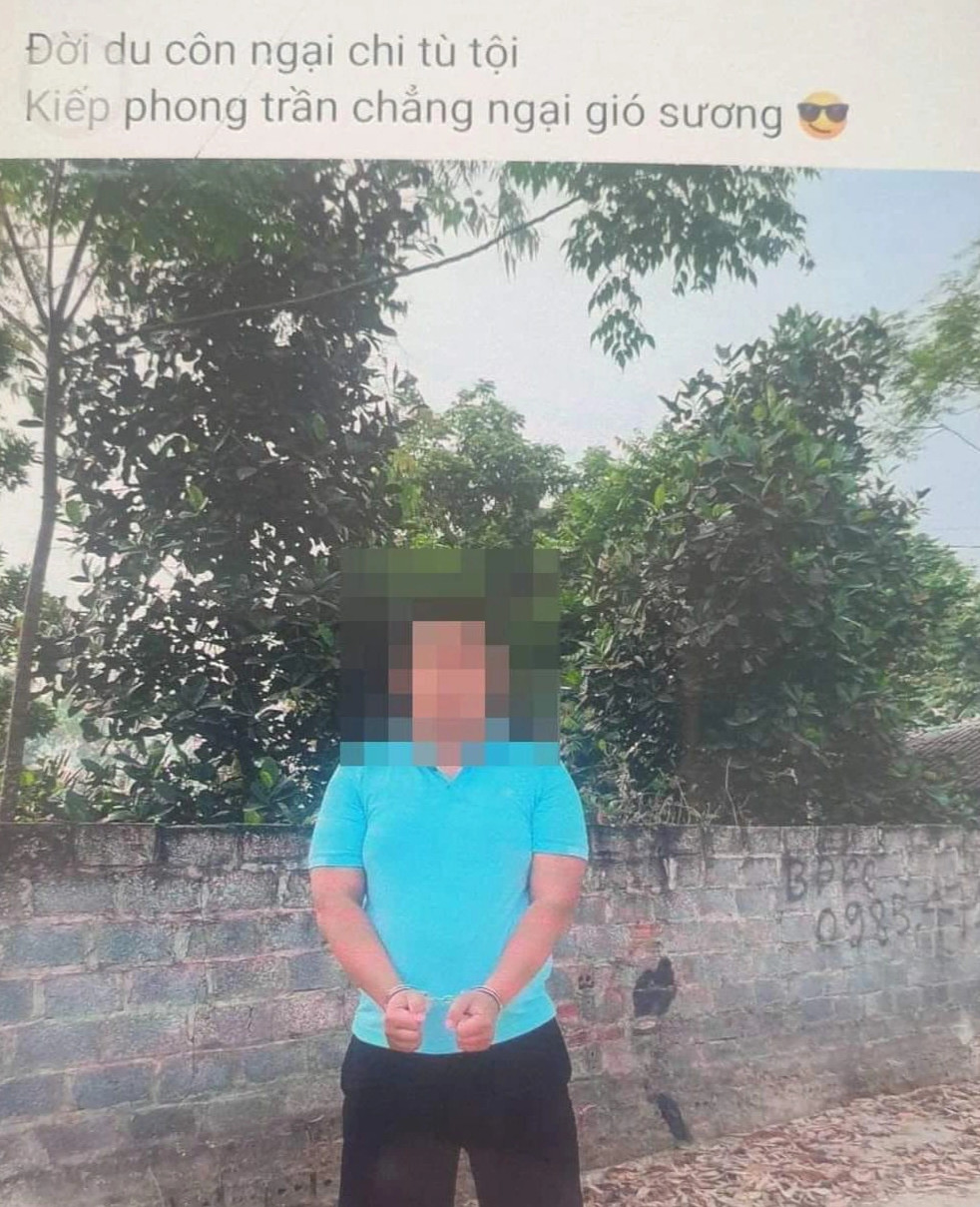 Khoe ảnh khóa tay bằng còng số 8, 2 thanh niên bị phạt 30 triệu đồng - 1