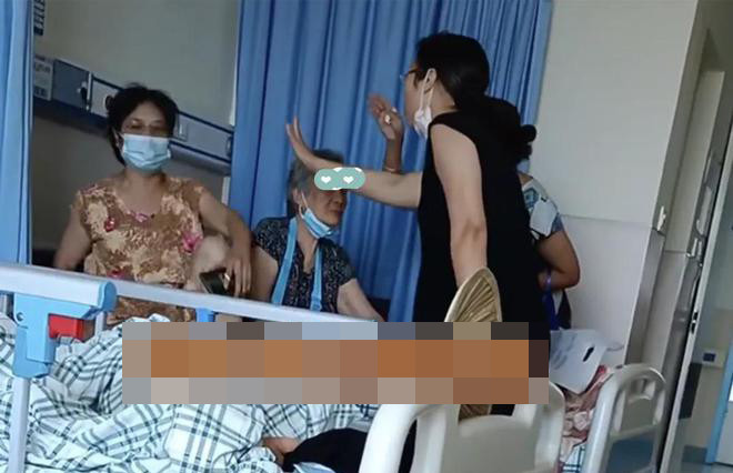 Mẹ ốm nằm viện, ba con gái cãi nhau vì không ai muốn ở lại chăm