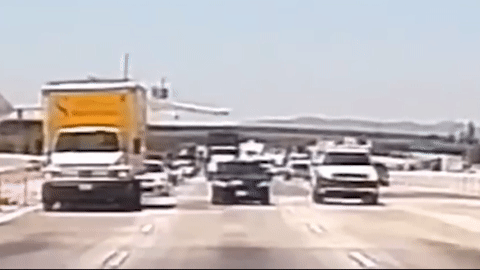 Máy bay đâm trúng ô tô rồi bốc cháy sau khi hạ cánh khẩn cấp trên cao tốc