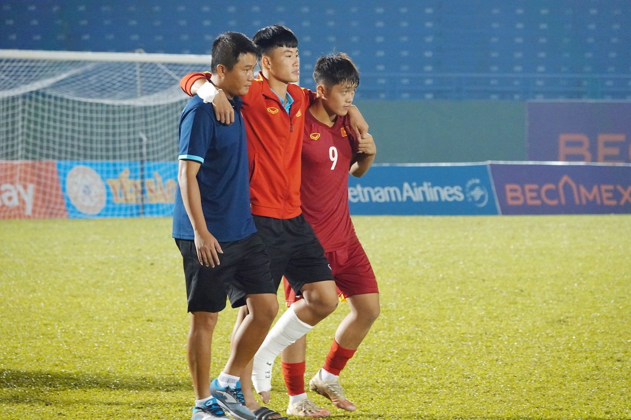 Văn Trường được các đồng đội dìu lên bục trao giải, tiền vệ này vắng mặt ở cả vòng loại U20 châu Á lẫn VCK U23 châu Á 