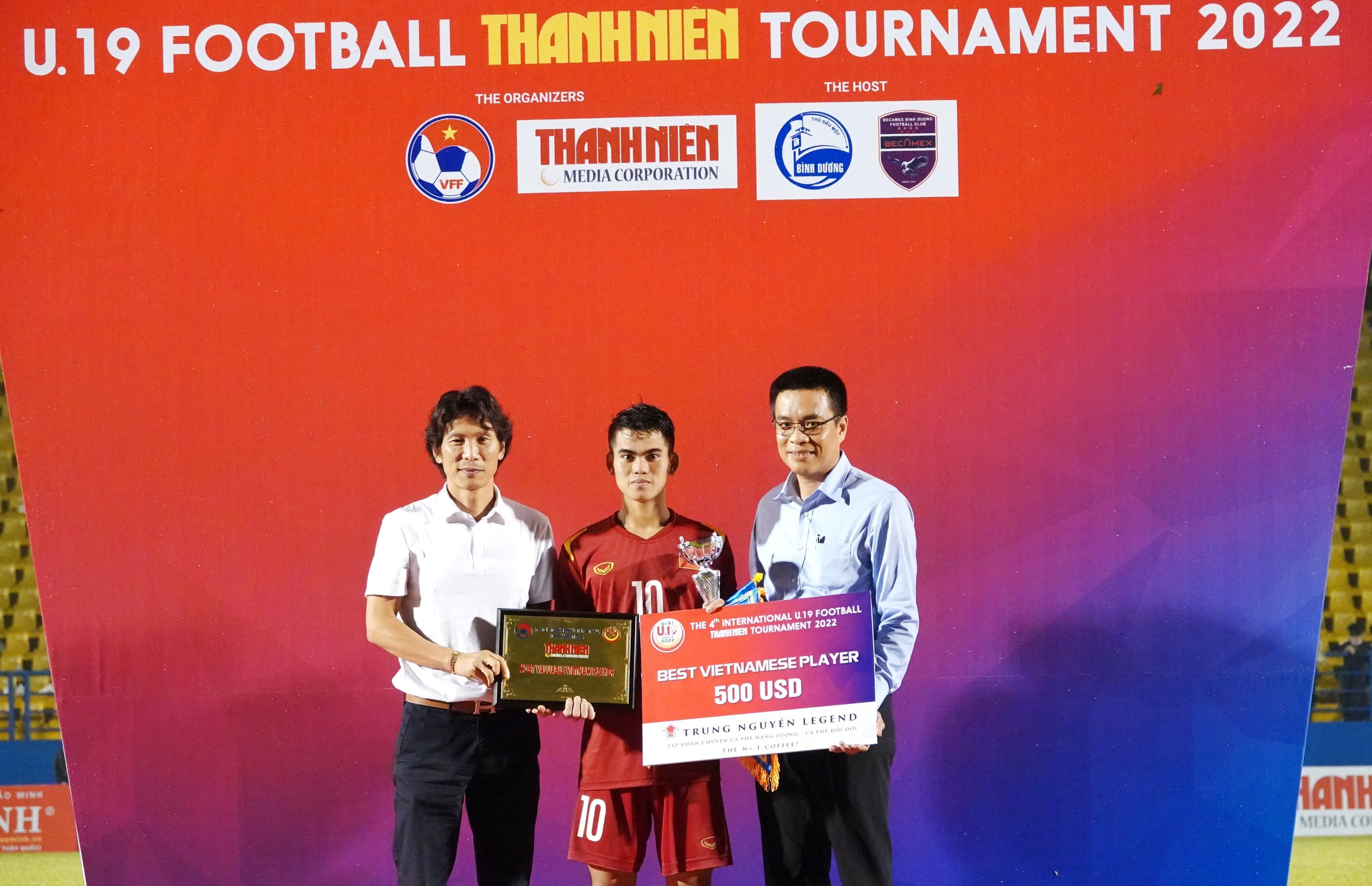 Ngoài danh hiệu vô địch, U19 Việt Nam cũng ăm thêm các giải thưởng phụ như thủ môn xuất sắc và cầu thủ xuất sắc nhất dành cho Văn Khang.