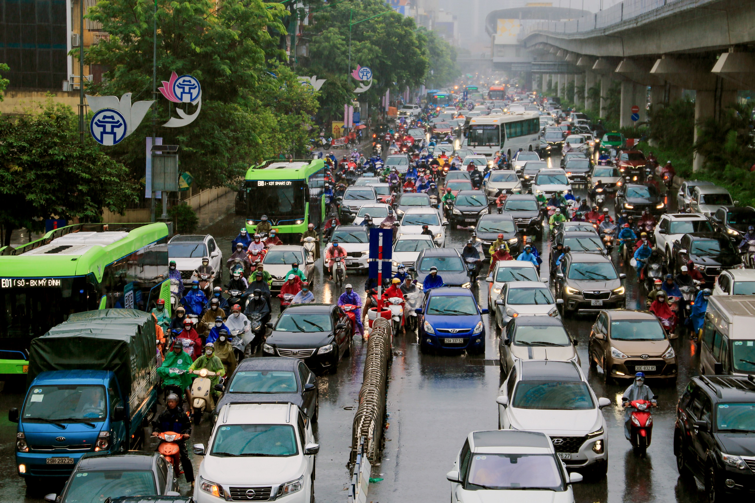 Đường Hà Nội ùn tắc kéo dài trong mưa lớn